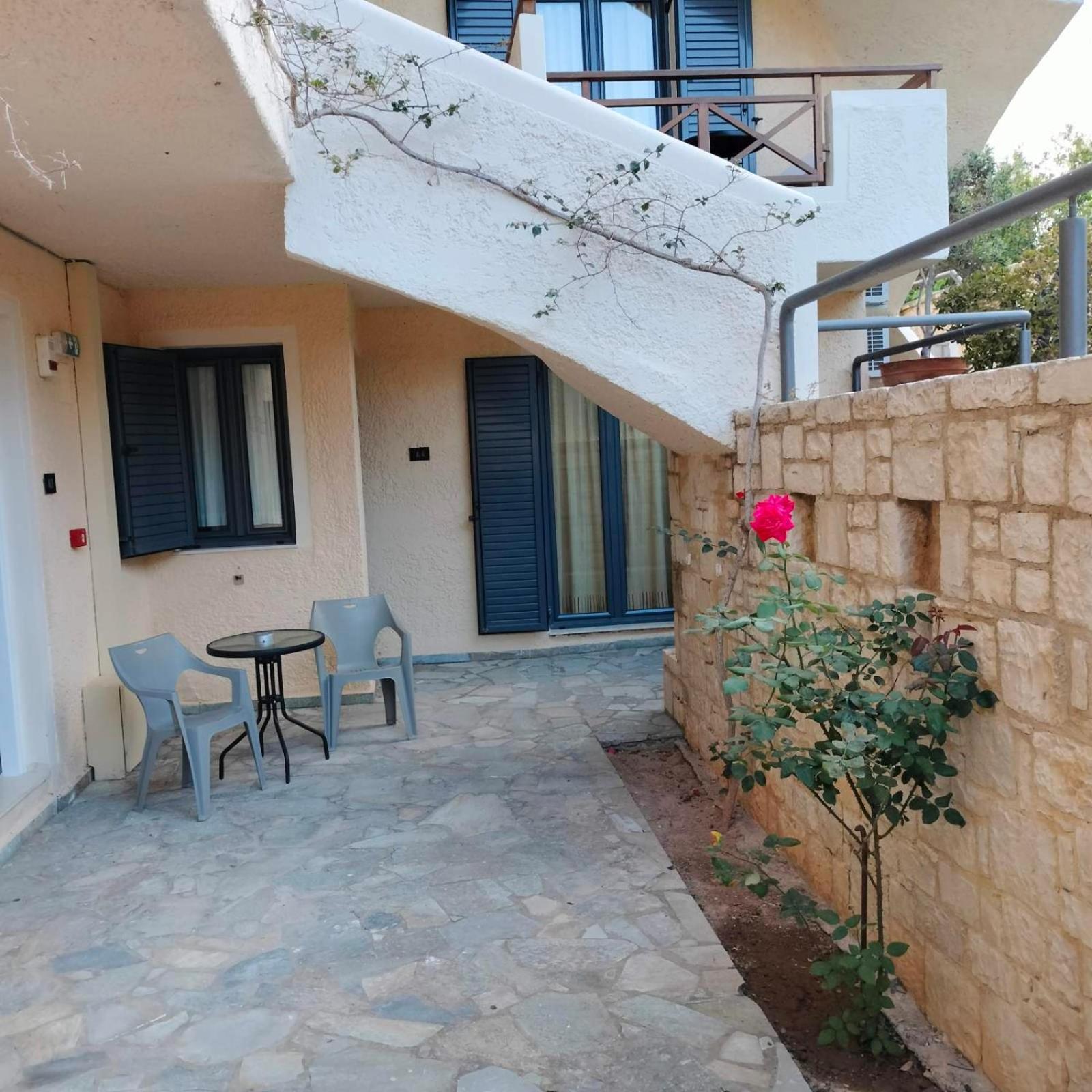 Nancy - Chara Apartments Karteros Bagian luar foto